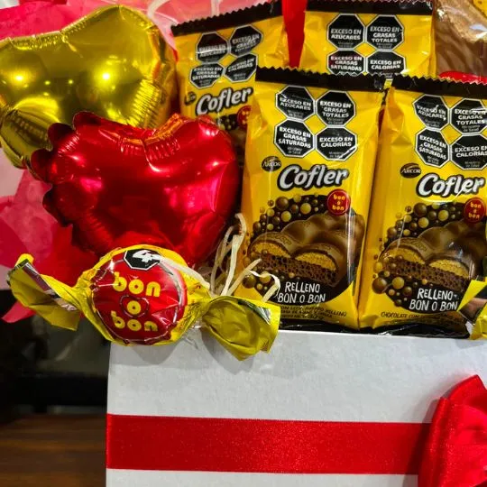 Box con globos y chocolates bon o bon 